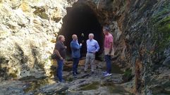 El concejal de Turismo, el presidente de la Confederaci�n Hidrogr�fica del Mi�o-Sil, el alcalde y el t�cnico municipal de cultura, en su visita de este viernes al t�nel de Montefurado