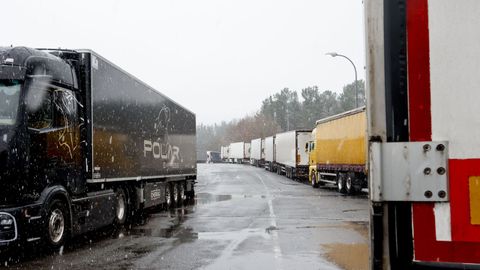 Los camiones estacionados en O Corgo cerca de la A-6 sumaban varias decenas 