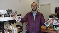 Adri�n Mallo est� al frente de la tienda Amor Odio, especializada en comida natural para animales. El negocio lleva abierto apenas un par de semanas, en frente al instituto de Pontepedri�a, en un peque�o local donde hace a�os hab�a un negocio de compraventa de oro. El horario es de 10 a 14 y de 17 a 21.30 de lunes a viernes y los s�bados solo por las ma�anas.