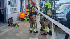 Bomberos de Nar�n en el taller donde tres personas fueron intoxicadas por mon�xido de carbono