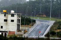 <span lang= es-es >Nantes</span>. El pol�gono de Sanxenxo compone una imagen desoladora, una estampa ic�nica del desierto industrial al que nos ha empujado la crisis. Se calcula que pueden estar a la venta en este parque de iniciativa privada entre 20.000 y 50.000 metros, a precios que llegan a los 175 euros por metro.