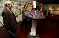 Desperdicios de todo tipo sobre una seta avisan de que lo que se tira al monte, se come.