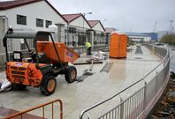Los operarios ultimaban ayer labores de urbanizaci�n en la nueva superficie peatonal. 