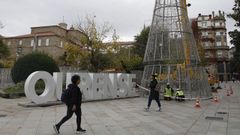 Trabajos de instalacin del rbol navideo en Bispo Cesreo.