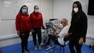 Karina Pereira, Irimia Mollinedo e Iris Machado, este viernes en la Facultade de Ciencias da Educacin e do Deporte, con un paciente que participa en el estudio piloto