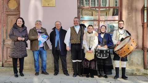 De esquerda a dereita, a profesora Carmen Loureiro, o escritor e xornalista Ram�n Loureiro, o presidente de Terras de Ortegal, Manuel Bouzamayor, o director da Escola de Gaitas, Rodrigo L�pez, e tres dos seus integrantes, ao p� da placa
