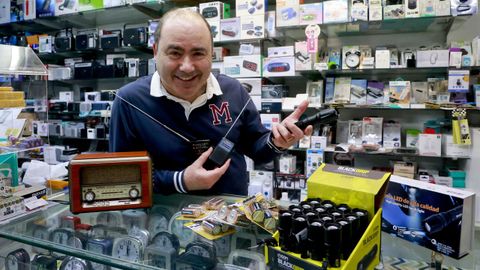 apagon.Eduardo, m�s conocido como Eddie, de La Luna, con linternas, pilas y radios, el producto estrella del 28 de abril del 2025