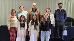 <span lang= gl >Malena Casti�eira Franesqui, ga�adora desta edici�n (� dereita), Sheila Otero NIne (no medio) e Ux�a Seoane Miranda, que levaron sendos acc�sits; e detr�s, o alcalde eum�s, no medio, coa concelleira de Cultura � s�a esquerda; e tres dos membros do xurado</span>