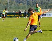 Luisinho centra mientras Borja y Rudy buscan el remate en uno de los ejercicios de ayer.
