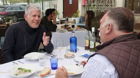 Anthony Boudain y Jos Andrs durante su viaje a Asturias