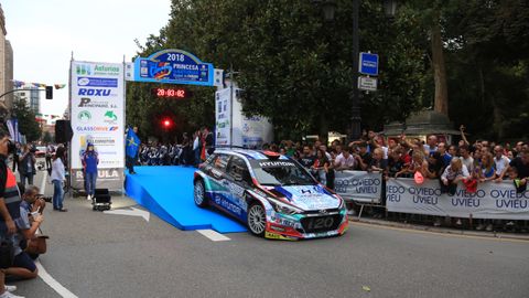 Jos� Antonio Su�rez y C�ndido Carrera tomando la salida en el Rallye con el Hyundai i20 en la calle de Uria, esta tarde en Oviedo