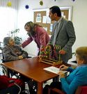Pe�a visit� ayer a los ancianos del geri�trico de Ribadumia.