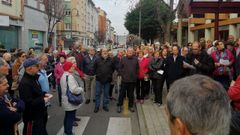 Vecinos y representantes del PP concentrados ante el Centro de Salud de Perchera, en Gij�n