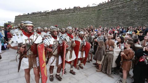 Todas las asociaciones que colaboran en el Arde Lucus participan en el desfile