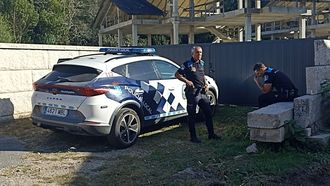 La Polic�a Local durante el rescate del incendio en O Porri�o<br />