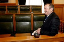 <span lang= es-es >En el objetivo de las c�maras</span>. De la Fuente capt� la atenci�n de todas las c�maras antes y al inicio de la sesi�n. No en vano, la expectativa estaba ayer en el punto de las facturas falsas.