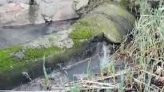 El vertido se encuentra bajo el puente de la carretera AC-115