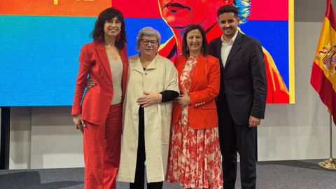 Dolores V�zquez junto a la ministra de Igualdad, Ana Redondo; la alcaldesa de Betanzos, Mar�a Barral, y el concejal Andr�s Hermida. V�zquez agradeci� a Barral su apoyo durante todo este tiempo.