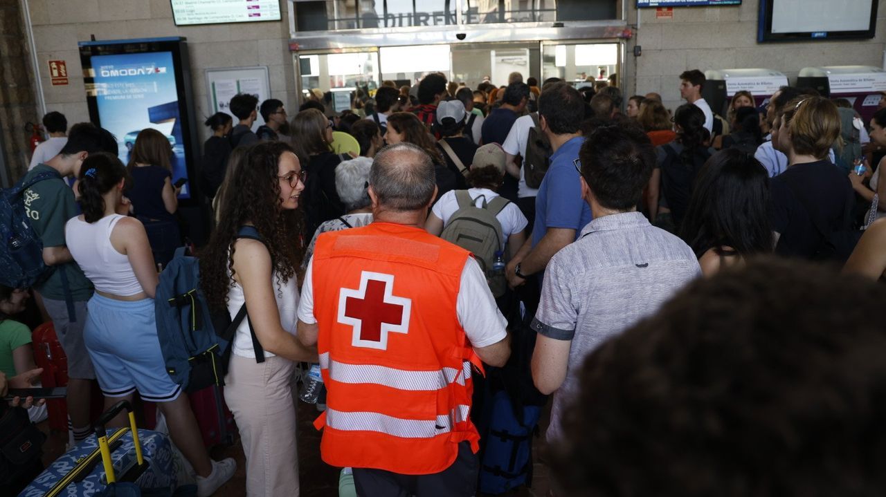 Caos y desesperación en la estación de Ourense: «Desde la una de la tarde ando tirada. Esto es insoportable»