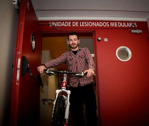 En la fotograf�a, V�ctor Tasende posa en la entrada de la Unidade de Lesionados Medulares del Chuac.