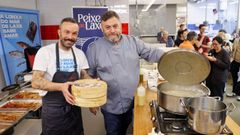 La Cofrada de Laxe, con la ayuda de los chefs Ivn Domnguez y Miguel Mosteiro, ofreci una degustacin en el mercado de Elvia. 