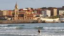 Una mujer se baa en la maana de hoy lunes en la playa de San Lorenzo de Gijn.