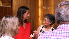 Luj�n Ramos (derecha), en el Parlamento con la diputada socialista Lara M�ndez