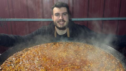 Luis Buitr�n Amaro, con una de las paellas que suele preparar para sus amigos
