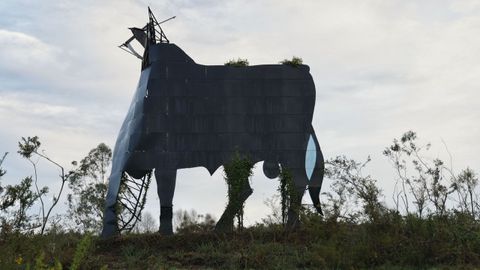El toro de Osborne de Coir�s, decapitado por el viento. 