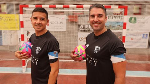 Marcos (a la izquierda) y Manu lucen sus brazaletes de capitn antes del entrenamiento de este jueves en Xove.