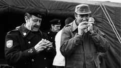 El rey Juan Carlos comparte bocadillo con el el jefe de la Divisi�n Acorazada Brunete, general Jaime Milans del Bosch.