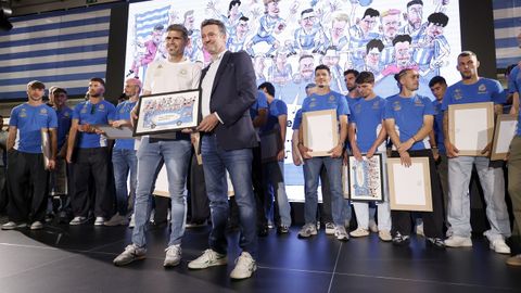 El jefe de la secci�n de Deportes en La Voz, Paulo Alonso, entrega al entrenador Antonio Hidalgo una de las ilustraciones del equipo
