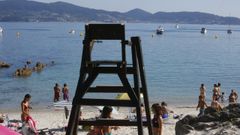 Playa de Area de Agra, en Sanxenxo, que recupera el servicio de socorristas pese a las bajas por covid