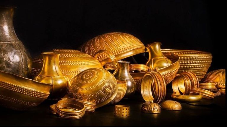 Algunas de las piezas de oro que forman el Tesoro de Villena