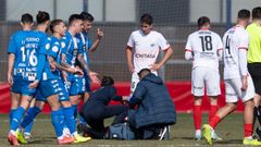 Los servicios médicos atienden a un jugador del Sanse durante el partido de la pasada jornada