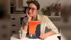 Un libro en sus manos. Clara Puerta reside en Madrid, donde trabaja en un despacho de abogados especializada en el �mbito mercantil. Antes de instalarse en la capital espa�ola, curs� un m�ster en Londres, donde se vio inspirada para dar un paso adelante en su trayectoria como escritora y decidi� convertir un relato surgido de un viaje en su primera novela.