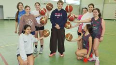 Xenxo Lens, en el centro de la imagen, posando con las jugadoras de uno de los equipos que dirige en el Club Baloncesto Laracha.