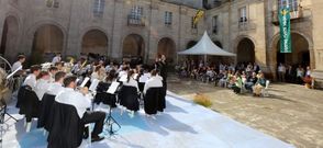 La banda de Foz toc� en el claustro del monasterio.