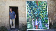 V�ctor L�pez-R�a, con una de sus obras, en el Pazo da Saleta, en Meis