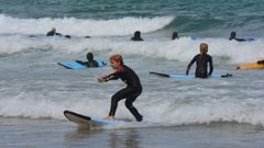 La escuela de surf �Hola! Ola imparte clases en las playas de Pe�arronda, en Castropol, y Coto, en Barreiros
