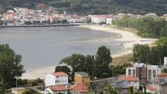 Vista de la playa de Cedeira, con la villa al fondo. 