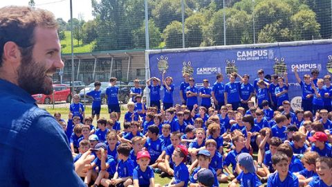 Juan Mata en el Campus del Real Oviedo