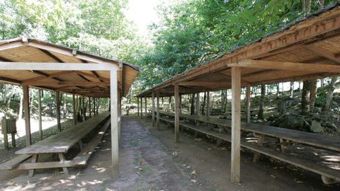 Zona de merendero en el rea recreativa de O Castro, en Cerdido.