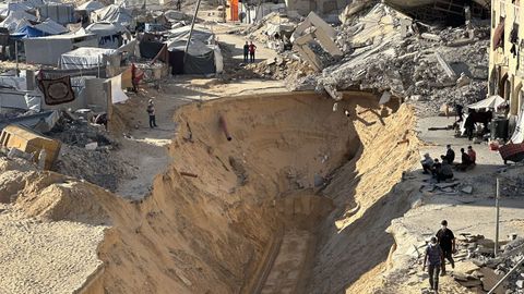 Excavadoras buscan cadveres en Jan Yunis.