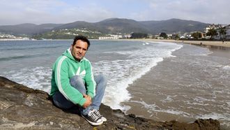 Nemesio Cora, en imagen en la playa de Covas, compagina su trabajo de alba�il en su tierra natal con el de hostelero en Ferreira de Pant�n