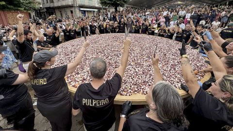 O Carballiño bate el récord de la tapa de pulpo más grande del mundo