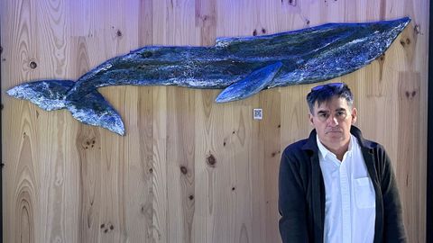 Mart�nez-Pin, con una de las piezas que expone en Coir�s.  