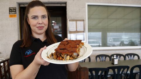 En O Taberneiro de Rianxo son especialistas en la empanada de berberechos con concha.