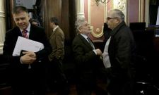 Rosendo Fern�ndez y Alfonso Vilach� charlan en presencia de Bernardino Gonz�lez. 