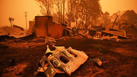 RESTOS DE UNA CASA QUEMADA POR LOS INCENDIOS 